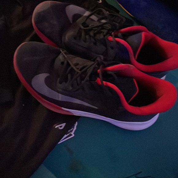 NIKE SHOES JUST NEED TO BE CLEANED PRETTY MUCH BRAND NEW PLAY A 1 GAME WITH THEM - Picture 3 of 3